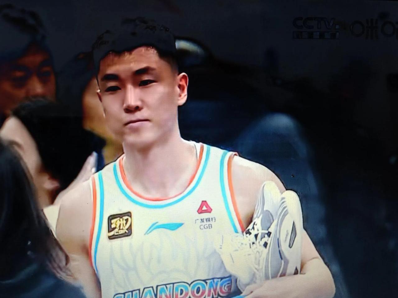 山东男篮客场轻取胜利，积分稳固